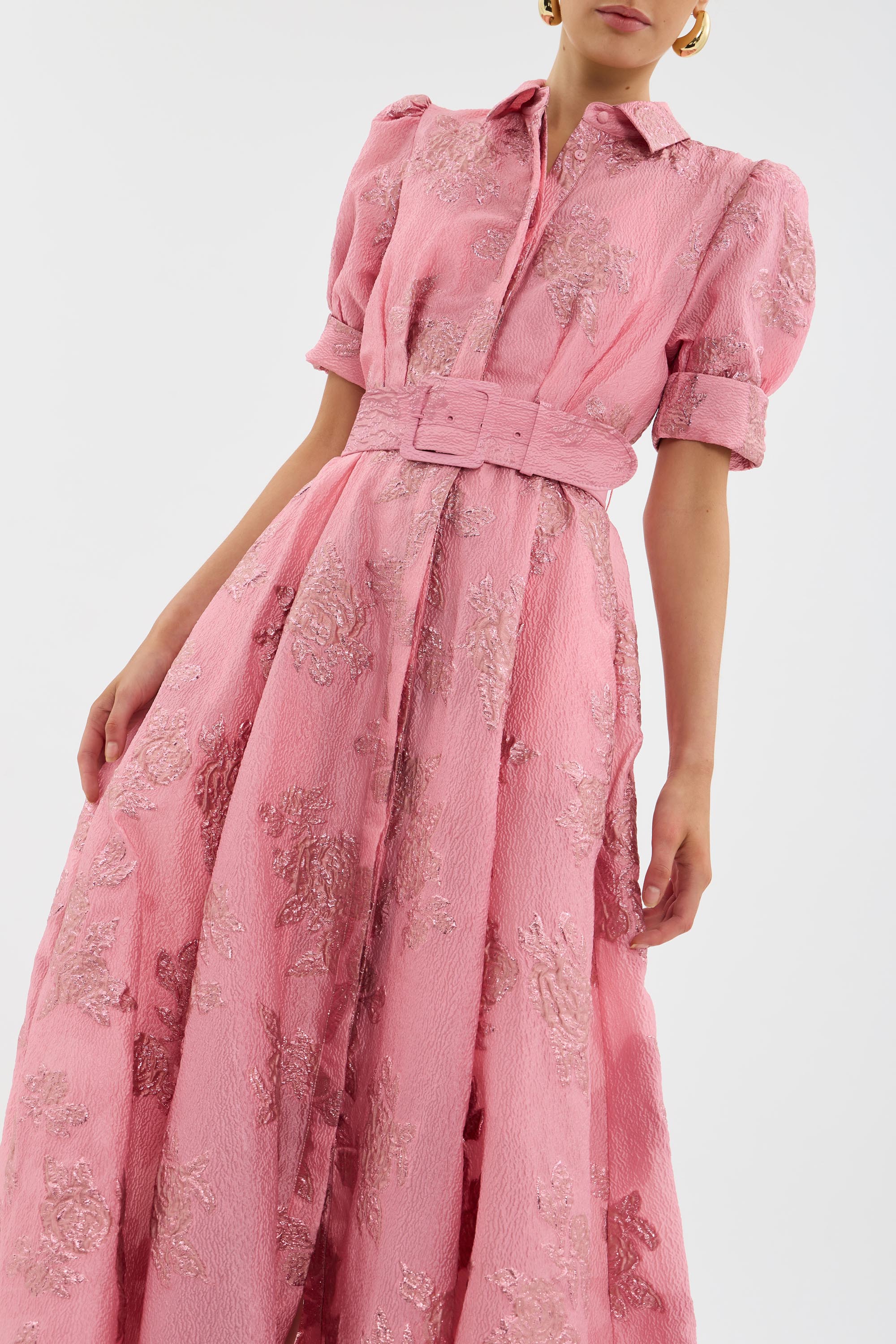 ANABELLA | Maxivestido atemporal con cinturón y superficie estructurada