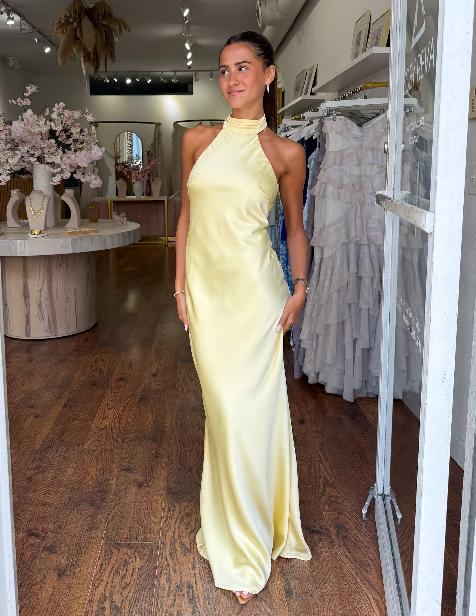ZEYNEP | Elegantes Satin-Maxikleid mit Halter-Ausschnitt