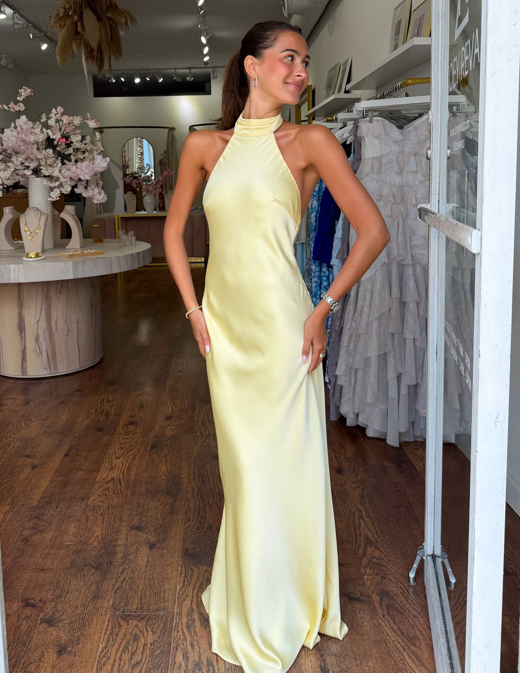 ZEYNEP | Elegantes Satin-Maxikleid mit Halter-Ausschnitt