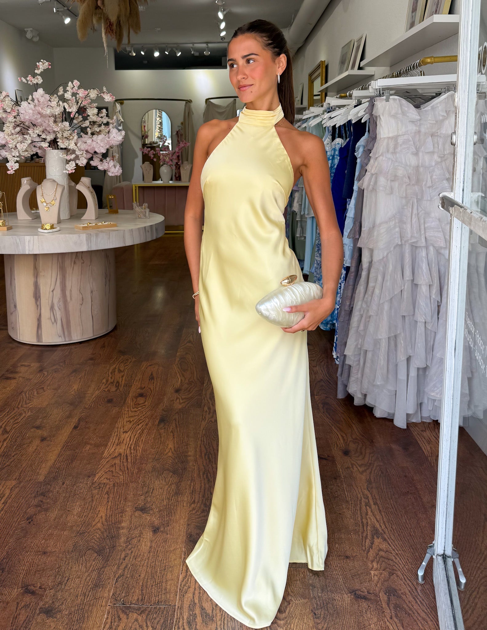 ZEYNEP | Elegantes Satin-Maxikleid mit Halter-Ausschnitt