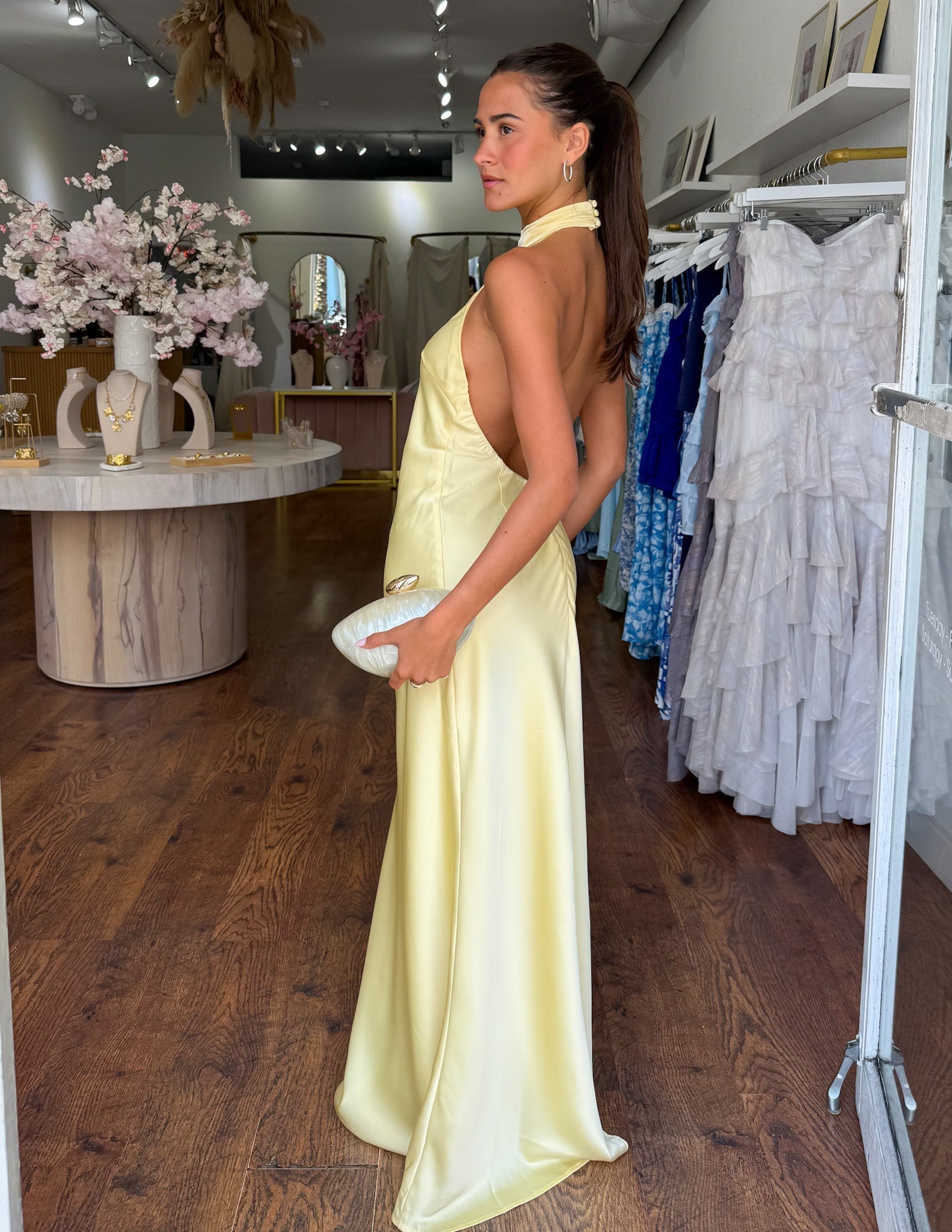ZEYNEP | Elegantes Satin-Maxikleid mit Halter-Ausschnitt