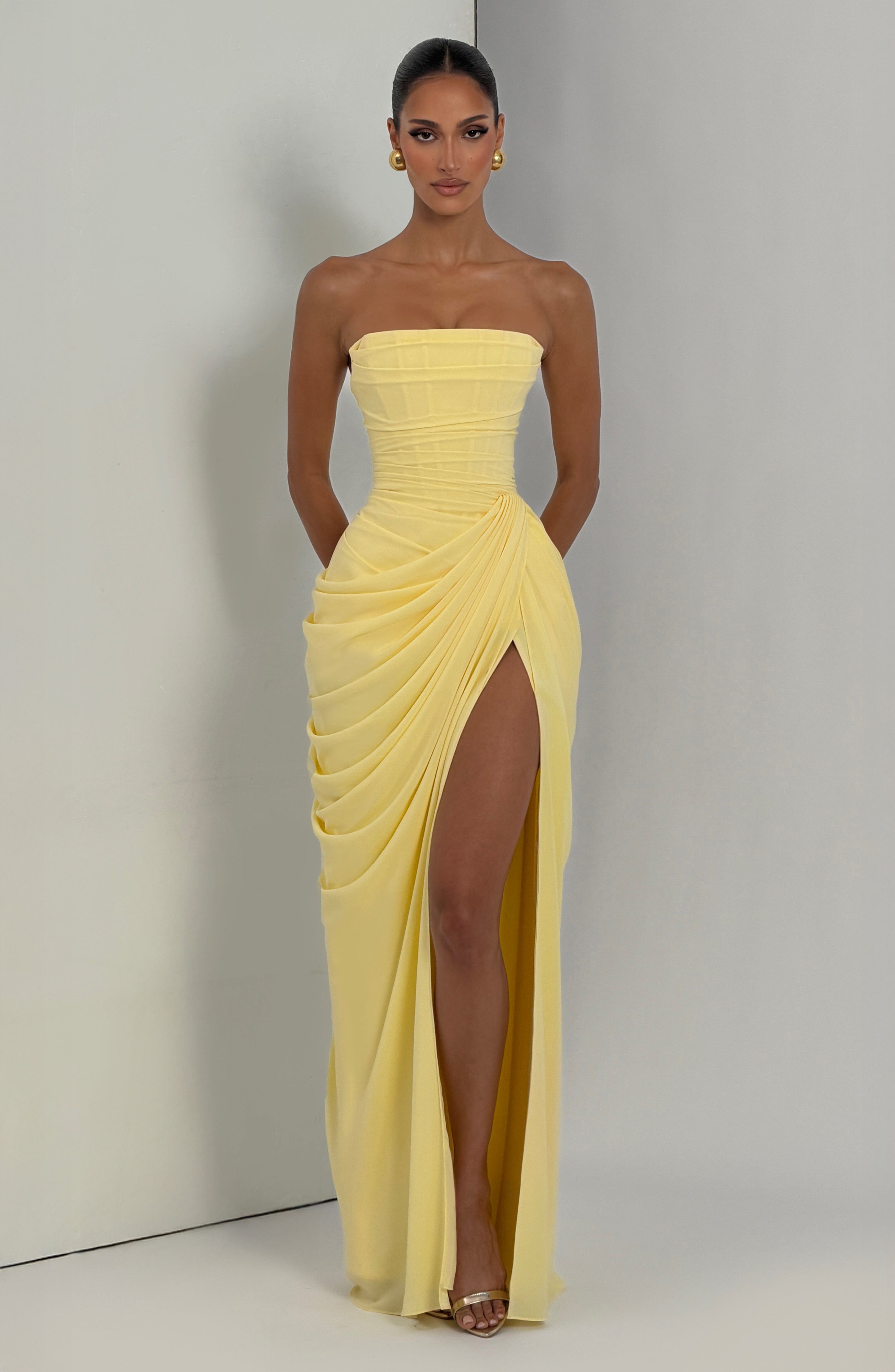 HANNAH | Elegantes Maxikleid mit Drapierung und Hohem Schlitz