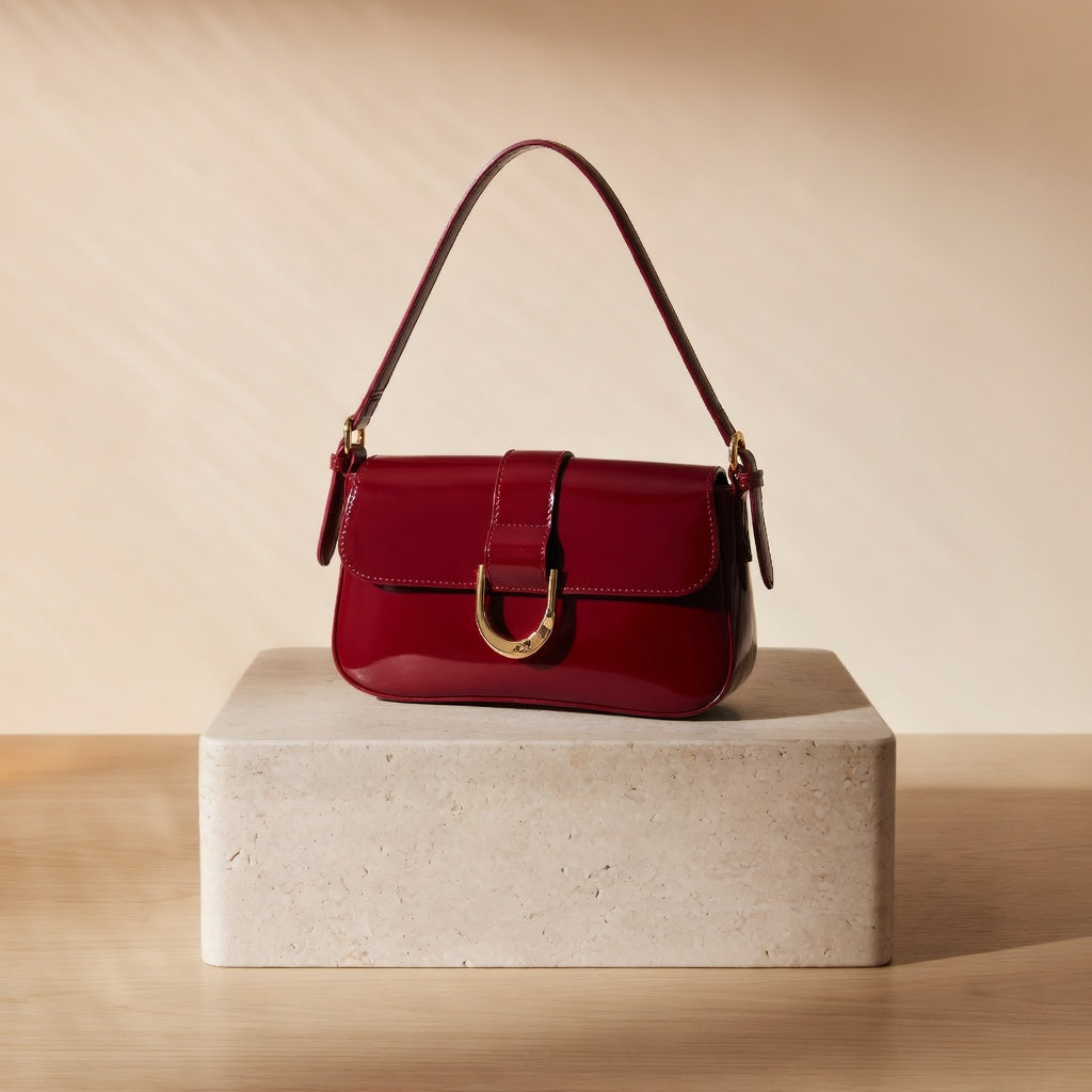 Bolso Baguette Piel Lacada con Herraje Dorado