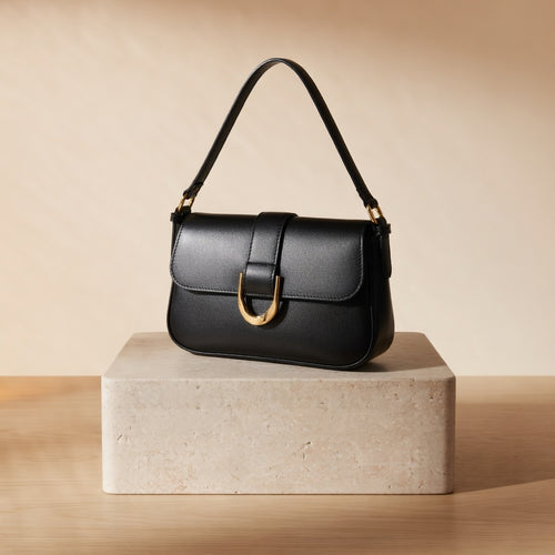 Bolso Baguette Piel Lacada con Herraje Dorado