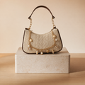 Bolso Hobo de Rafia con Charms de Conchas y Perlas